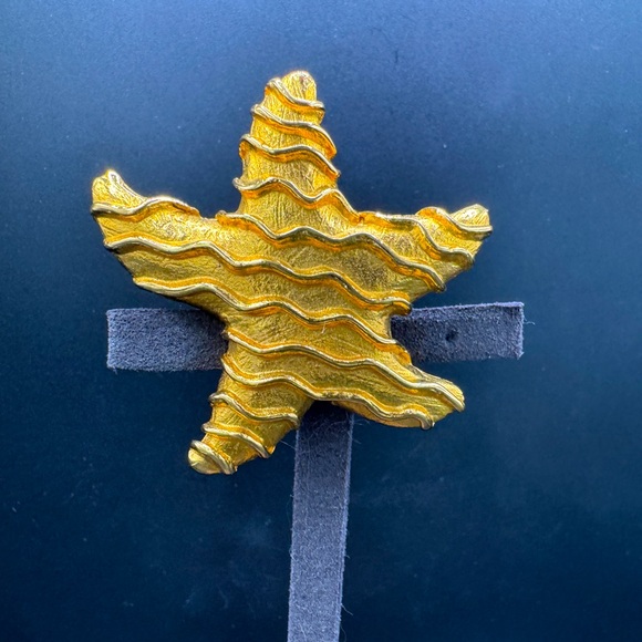 ❗️FINAL PRICE❗️LOT 1621 24K gold plated CELINE vintage brooch - Picture 1 of 6